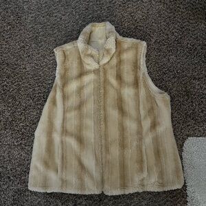 Kristen Blake-XL Cream Vest, Plush Faux fur, Stand-Up Collar, beautifullike new!